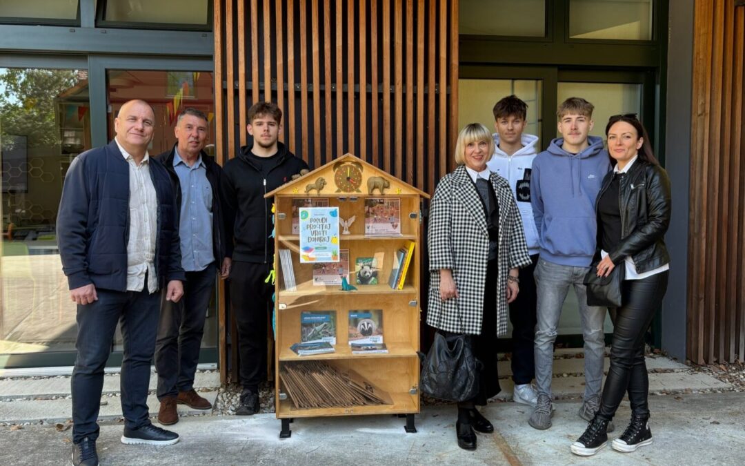 Erasmus tim izradio i postavio kućicu za knjige u ZOO